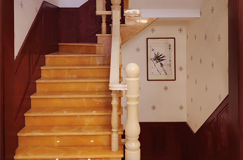 清远中式别墅室内汉白玉石楼梯的定制安装装饰效果
