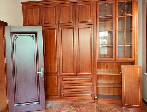 清远中式家庭装修里定制的实木衣柜效果图